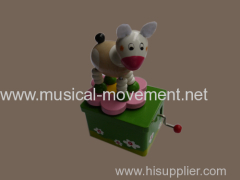 WOODEN ROTATING SHEEP ANIMALS 18 NOTE HAND CRANK MUSIC BOX