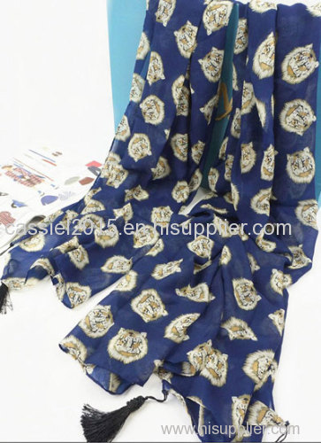 Tiger head print in polyester scarf with tassel on each corner