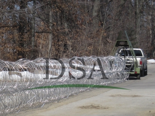 razor barbed wire used crowd control barrier 