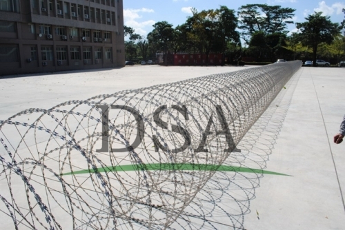 razor barbed wire road safety barrier