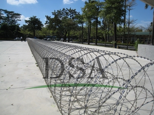 razor barbed wire road safety barrier