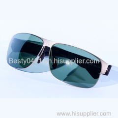 Fashionable UV400 Men Wearing Polarized PC Sunglasses With Blackish Green Lenses