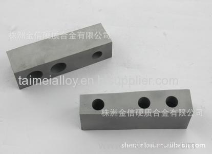 Solid wearable cemented carbide plate
