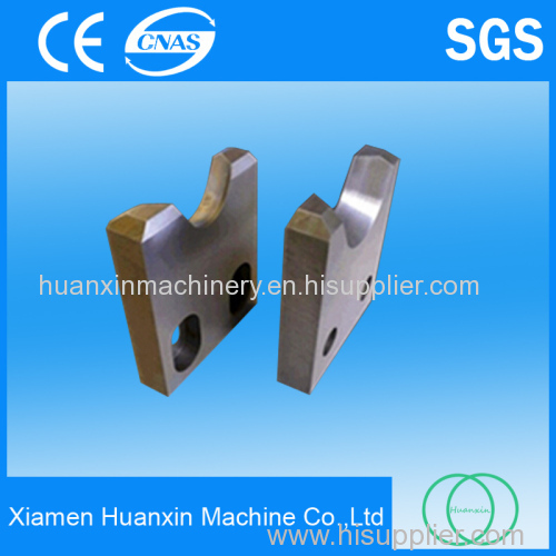 Fly shear blade for cutting hot deformed steel bar