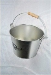 Round tin bucket with handle