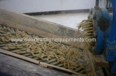 Oil extruding machine in the oil equipment