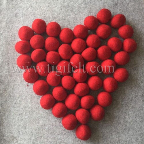 Red color wool dryer balls