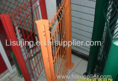 curvy wire mesh fence