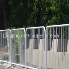 Temporary crowd control barrier fence