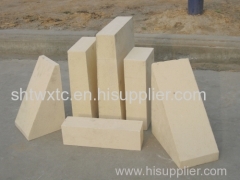 Fused silica bricks for hot repairs in glass furnaces