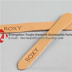 Embossed Logo Zipper Puller In Leather