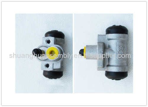 Wheel cylinder for self-adjusting drum brake