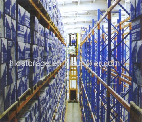 Pallet Racks with Narrow Walkways