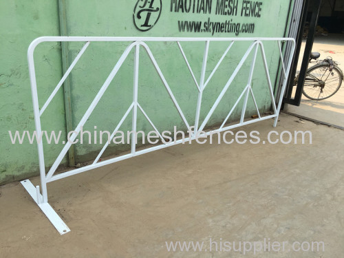 White powder coated portable crowd control barrier and pedestrian metal barrier