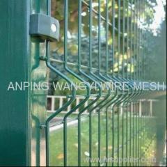 curved wire mesh fence