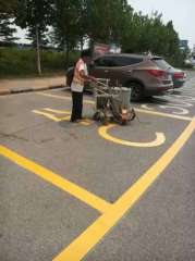 Hand-push thermoplastic road marking machine