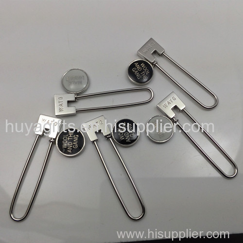 Customized Engraving Logo Safety Pin with Pendant for Brand Clothes Promotion