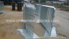 Galvanized metal roadway safety border barriers with interlocking hooks bracket