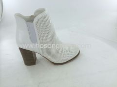 White elastic band chunky heel boots