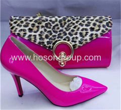 Mulheres high heel shoes with matching leopard purse