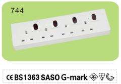 Power strip with circuit breaker