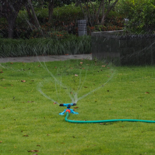 Plastic 3-arm garden water rotary sprinkler