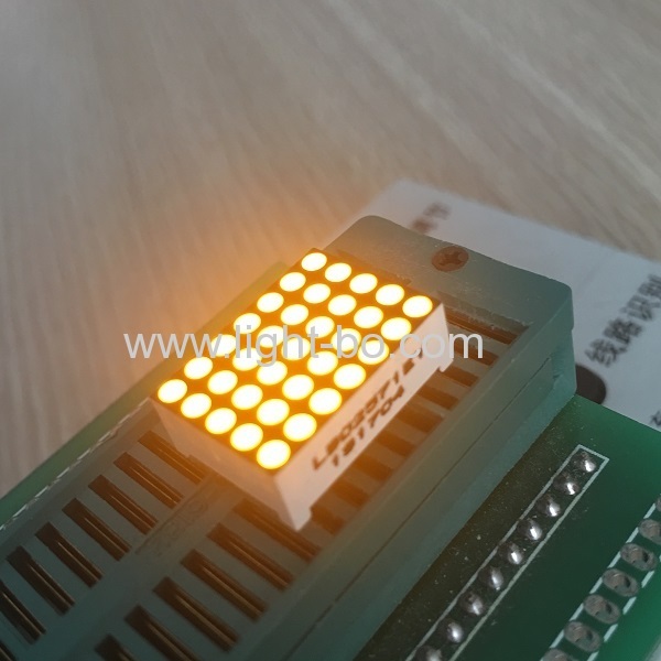 Ultra Bright Weiß 0,7 Zoll 5 x 7 Punktmatrix-LED-Anzeige für Foren / bewegende Zeichen