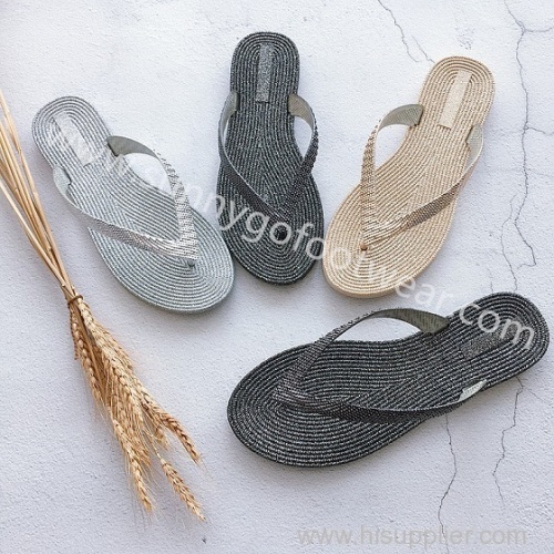 The fashion women slippers flat shoes for outdoor