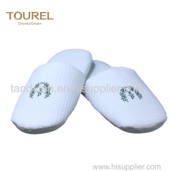 White embroidery logo hotel bedroom guest slippers