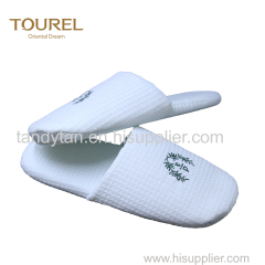 White embroidery logo hotel bedroom guest slippers