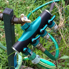 Plastic garden hose 4-way splitter