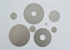 Sintered titanium porous plate for electrode of electrolyzers and gas sparger