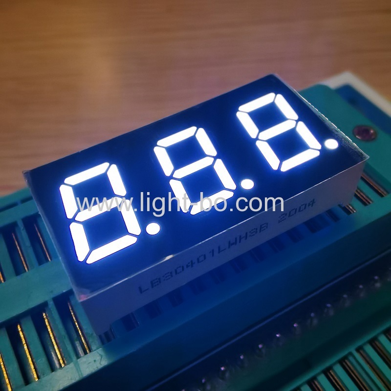 شاشة عرض LED فائقة السطوع بيضاء اللون مكونة من 3 أرقام و7 قطاعات بقطر 0.4 بوصة وكاثود مشترك للوحة العدادات