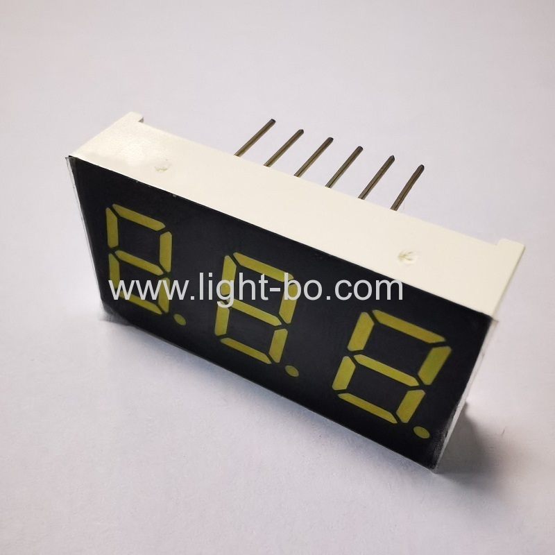 شاشة عرض LED فائقة السطوع بيضاء اللون مكونة من 3 أرقام و7 قطاعات بقطر 0.4 بوصة وكاثود مشترك للوحة العدادات