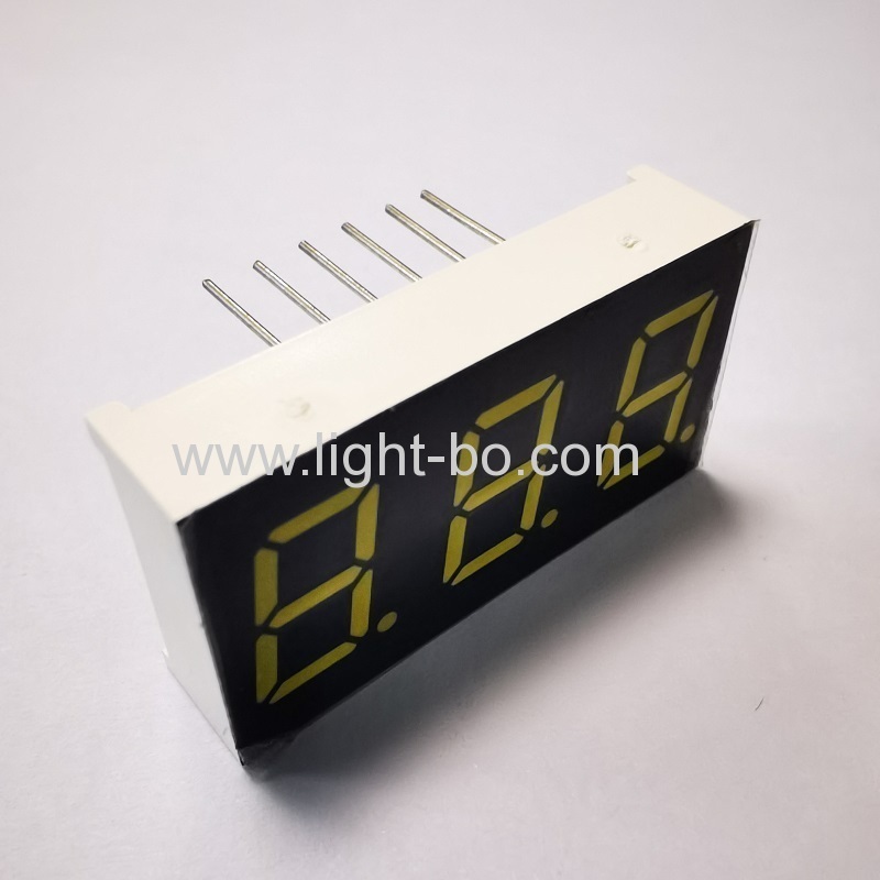 شاشة عرض LED فائقة السطوع بيضاء اللون مكونة من 3 أرقام و7 قطاعات بقطر 0.4 بوصة وكاثود مشترك للوحة العدادات