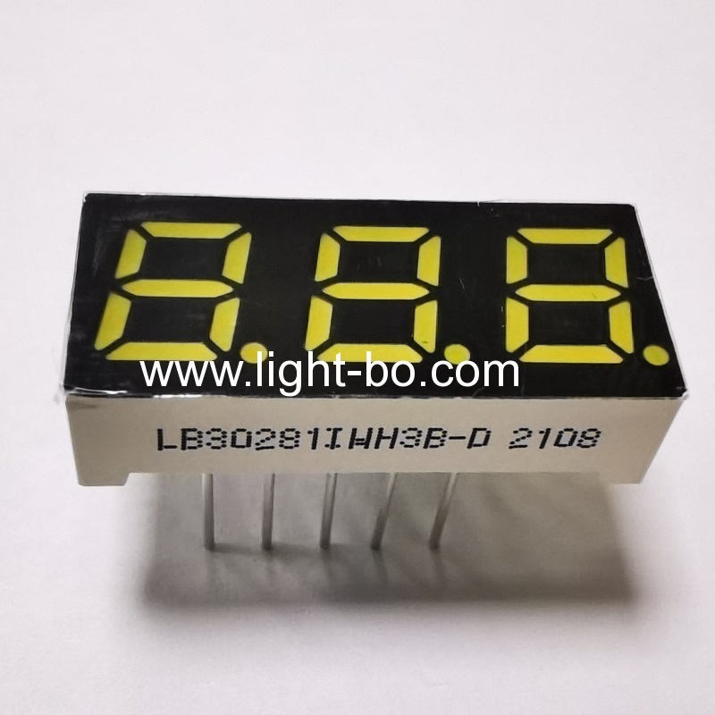 شاشة عرض LED بيضاء فائقة السطوع مقاس 0.28 بوصة مكونة من 3 أرقام و7 قطاعات وأنود مشترك للوحة العدادات