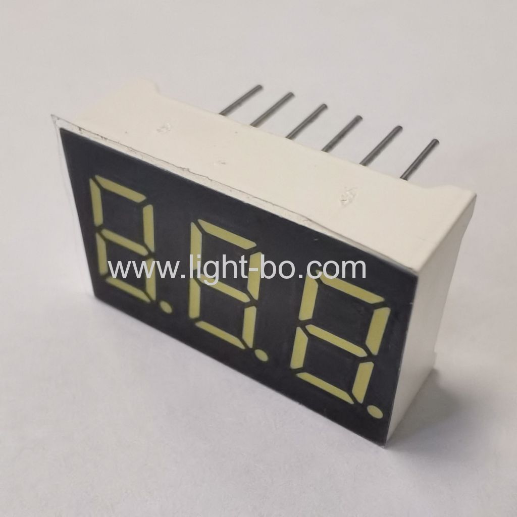 Display a led bianco ultra luminoso a 7 segmenti a catodo comune a 3 cifre da 0,36 pollici (9,2 mm).