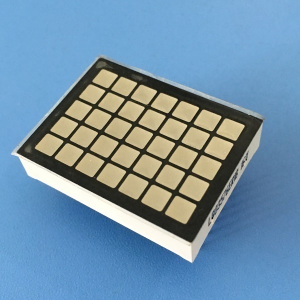 Displays de LED de matriz de pontos quadrados de 3,0 x 3,5 mm e 5 x 7 mm com dimensões de embalagem de 20 x 34 x 7 mm