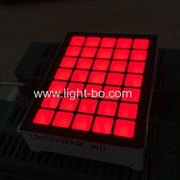 Displays de LED de matriz de pontos quadrados de 3,0 x 3,5 mm e 5 x 7 mm com dimensões de embalagem de 20 x 34 x 7 mm