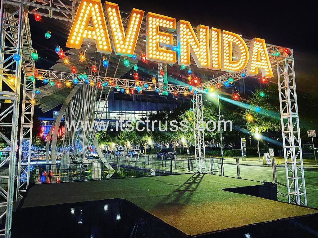 Armazón e iluminación para Avenida Plaza en Texas