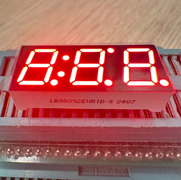 Pantalla numérica LED de 7 segmentos, tres dígitos, 10 mm (0,39 pulgadas), disponible en varios colores.