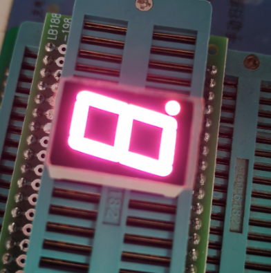 Affichage LED ultra brillant rose 14,2 mm (0,56") à 7 segments à un chiffre, anode commune pour indicateur numérique