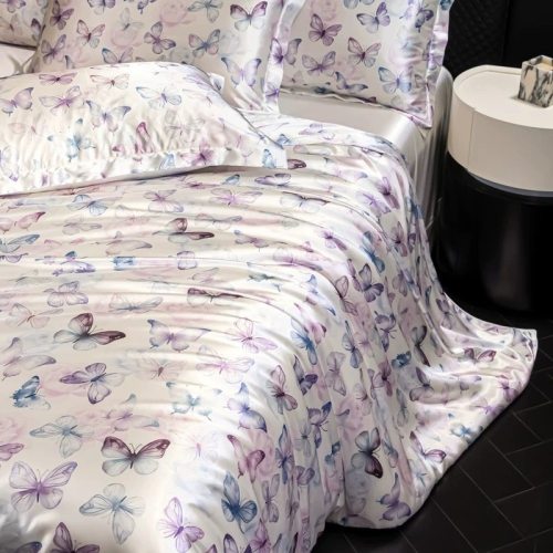 Bộ ga trải giường lụa in họa tiết cao cấp, mềm mại, thoáng mát, cỡ Queen và King, phù hợp cho mọi mùa.