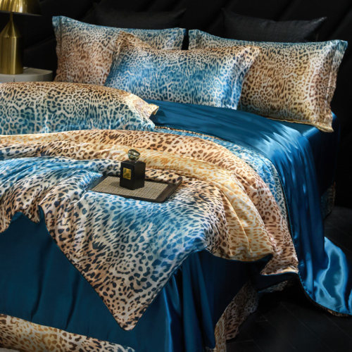 Bộ ga trải giường bằng satin in họa tiết da báo, cảm giác mềm mại như lụa, cỡ Queen và King, mang đến sự thoáng mát cho phòng