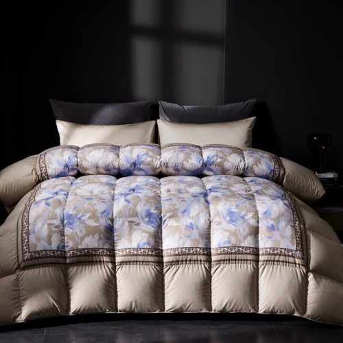 Chăn lông ngỗng Hungary siêu nhẹ, mật độ sợi vải 100, vỏ satin mang lại sự ấm áp không trọng lượng quanh năm.