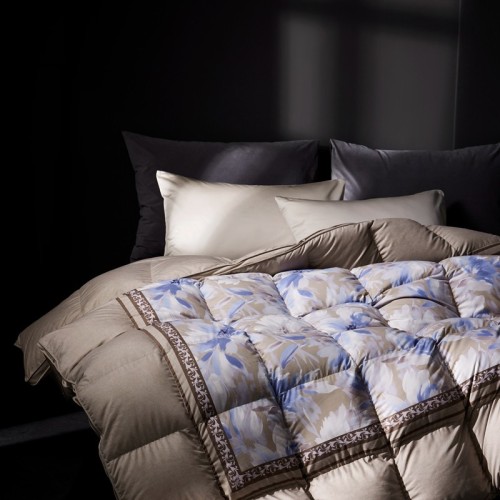 Chăn lông ngỗng Hungary siêu nhẹ, mật độ sợi vải 100, vỏ satin mang lại sự ấm áp không trọng lượng quanh năm.