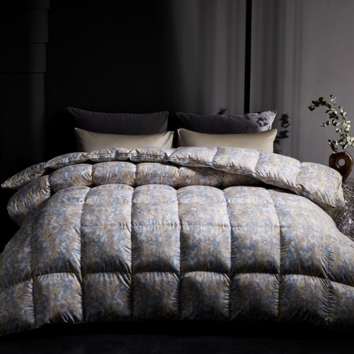 Chăn lông ngỗng Hungary siêu nhẹ, mật độ sợi vải 100, vỏ satin mang lại sự ấm áp không trọng lượng quanh năm.