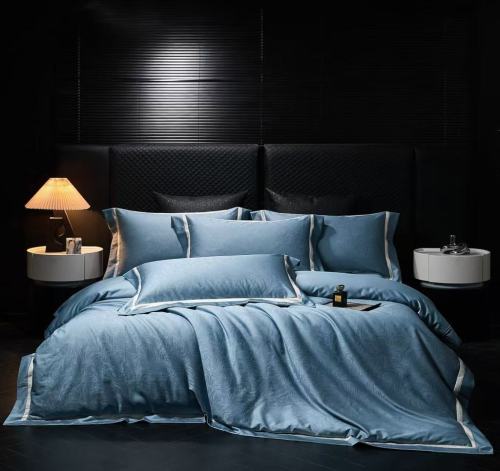 Bộ ga trải giường cao cấp với đường viền ren tinh tế, chất liệu cotton 100%, dệt chỉ bạc, cỡ Queen và King.