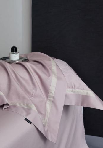 Bộ ga trải giường cao cấp với đường viền ren tinh tế, chất liệu cotton 100%, dệt chỉ bạc, cỡ Queen và King.