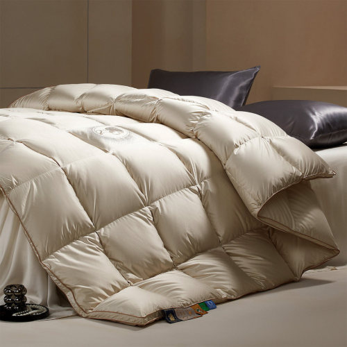 Chăn lông ngỗng trắng 95%, vỏ ngoài 100% lụa, quy trình giặt 53 bước, độ sạch 1500+, chăn cao cấp chuẩn khách sạn.